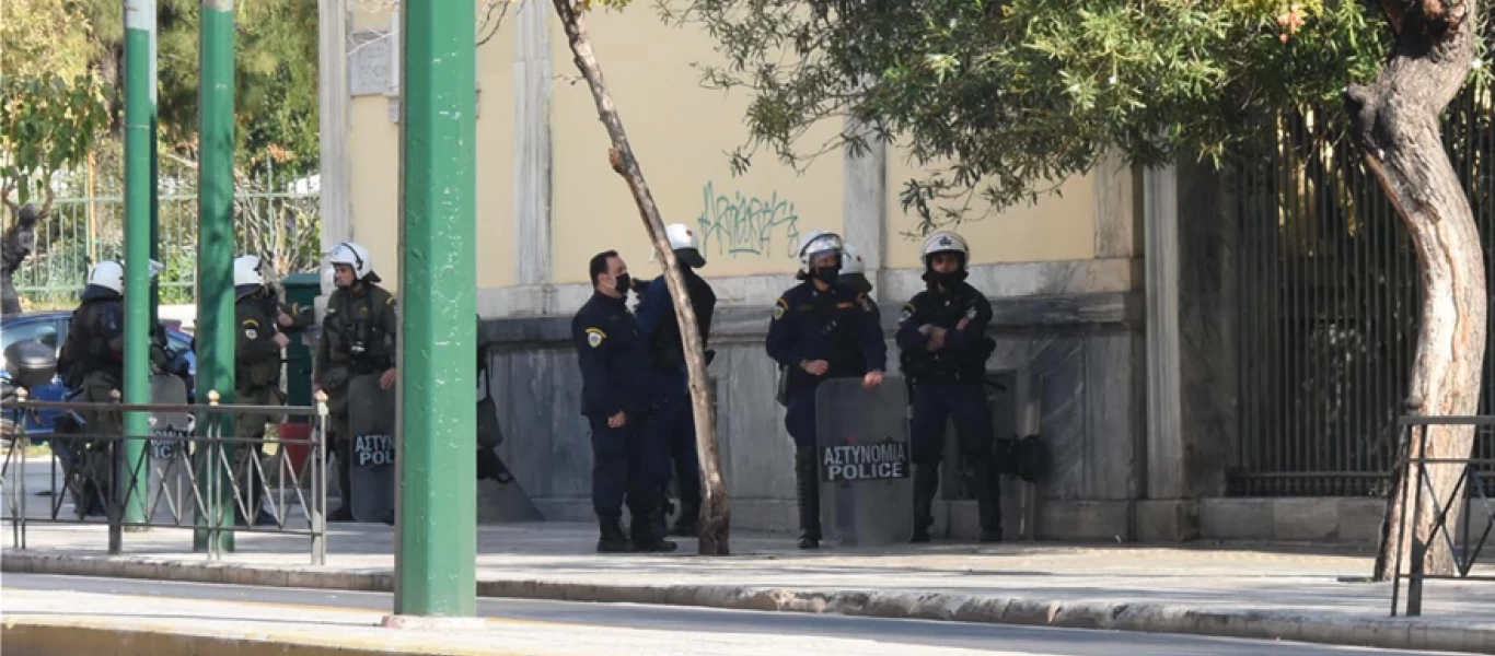 Συγκέντρωση 50 ατόμων στο Πολυτεχνείο - Ζητούν να μην ακυρωθούν οι πορείες (βίντεο)